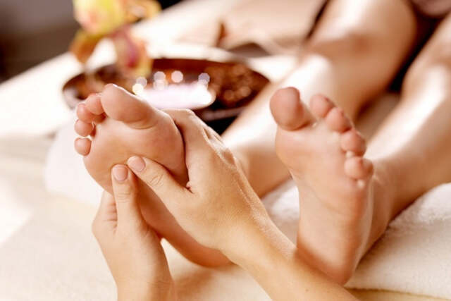massagem nos pés com óleo essencial